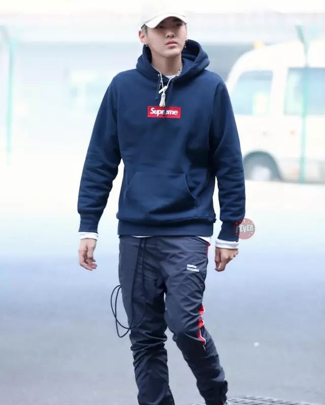 红裤子搭配时尚图片-搭配时尚裤子图片红色大衣(图10) 红裤子搭配时尚图片_搭配时尚裤子图片红色_搭配时尚裤子图片红色大衣