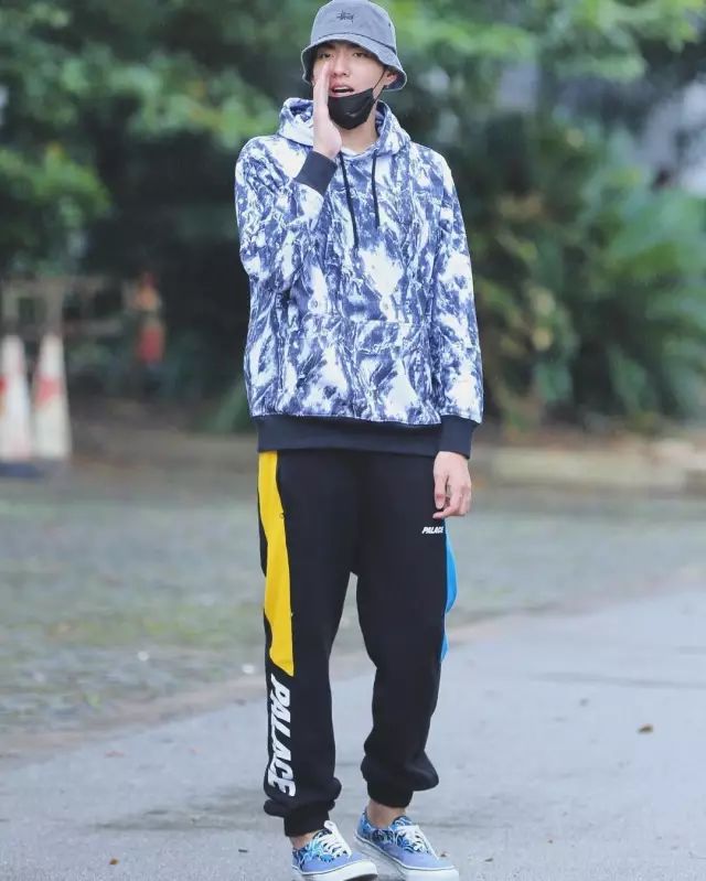 红裤子搭配时尚图片-搭配时尚裤子图片红色大衣(图11) 红裤子搭配时尚图片_搭配时尚裤子图片红色大衣_搭配时尚裤子图片红色