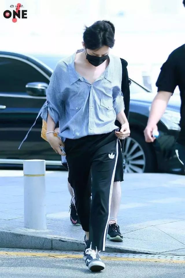 红裤子搭配时尚图片-搭配时尚裤子图片红色大衣(图15) 搭配时尚裤子图片红色大衣_红裤子搭配时尚图片_搭配时尚裤子图片红色