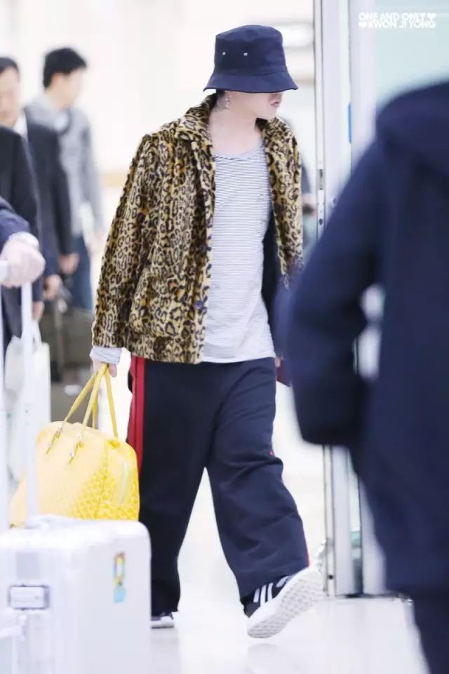 红裤子搭配时尚图片-搭配时尚裤子图片红色大衣(图17) 红裤子搭配时尚图片_搭配时尚裤子图片红色大衣_搭配时尚裤子图片红色