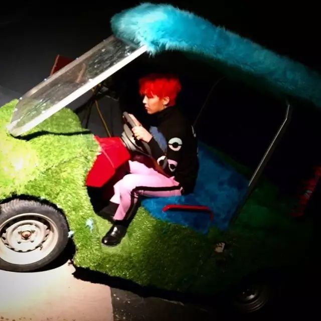 红裤子搭配时尚图片-搭配时尚裤子图片红色大衣(图18) 红裤子搭配时尚图片_搭配时尚裤子图片红色大衣_搭配时尚裤子图片红色