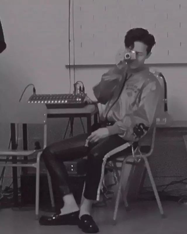 红裤子搭配时尚图片-搭配时尚裤子图片红色大衣(图19) 搭配时尚裤子图片红色_红裤子搭配时尚图片_搭配时尚裤子图片红色大衣