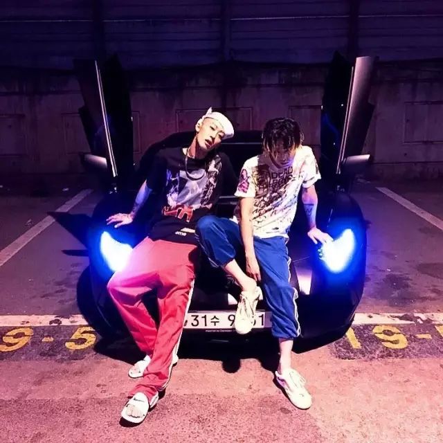 红裤子搭配时尚图片-搭配时尚裤子图片红色大衣(图22) 搭配时尚裤子图片红色大衣_红裤子搭配时尚图片_搭配时尚裤子图片红色