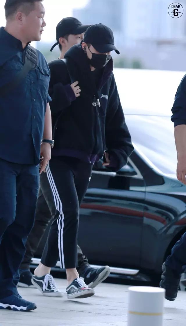 红裤子搭配时尚图片-搭配时尚裤子图片红色大衣(图24) 搭配时尚裤子图片红色大衣_搭配时尚裤子图片红色_红裤子搭配时尚图片