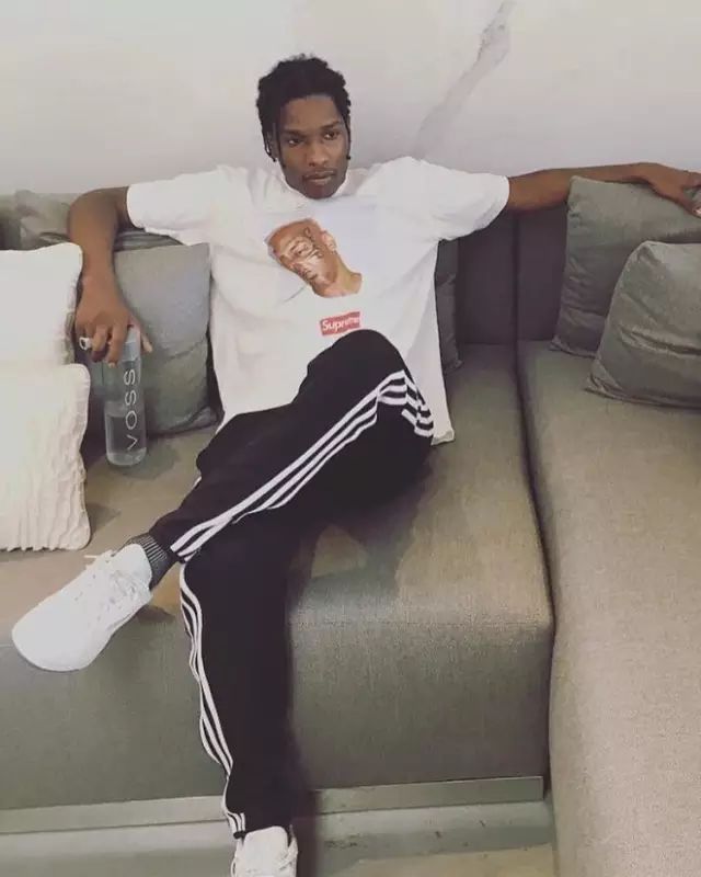 红裤子搭配时尚图片-搭配时尚裤子图片红色大衣(图26) 红裤子搭配时尚图片_搭配时尚裤子图片红色_搭配时尚裤子图片红色大衣