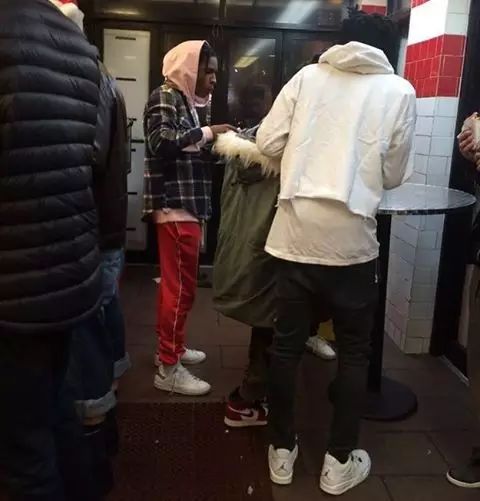 红裤子搭配时尚图片-搭配时尚裤子图片红色大衣(图29) 红裤子搭配时尚图片_搭配时尚裤子图片红色_搭配时尚裤子图片红色大衣