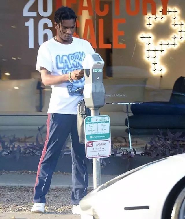 红裤子搭配时尚图片-搭配时尚裤子图片红色大衣(图33) 搭配时尚裤子图片红色_红裤子搭配时尚图片_搭配时尚裤子图片红色大衣