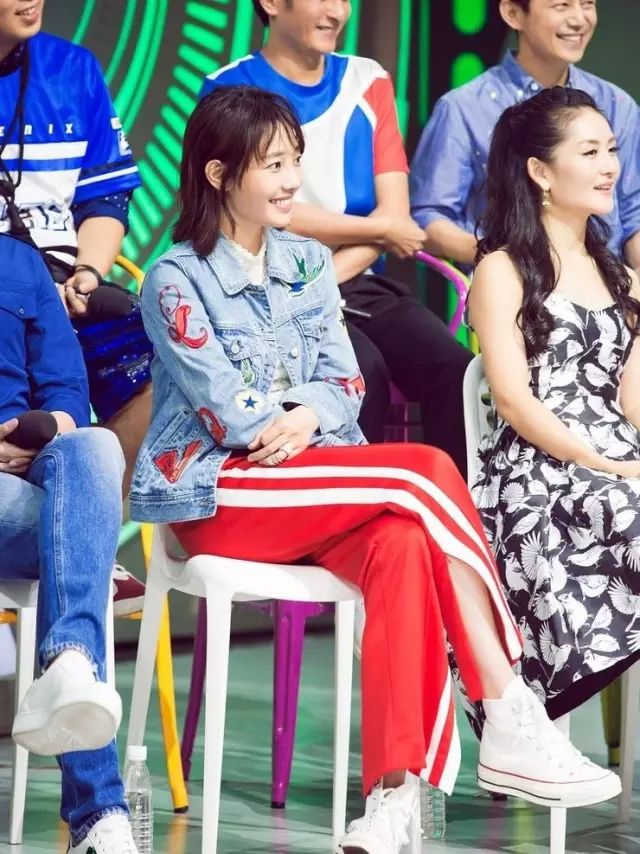 红裤子搭配时尚图片-搭配时尚裤子图片红色大衣(图48) 搭配时尚裤子图片红色大衣_红裤子搭配时尚图片_搭配时尚裤子图片红色