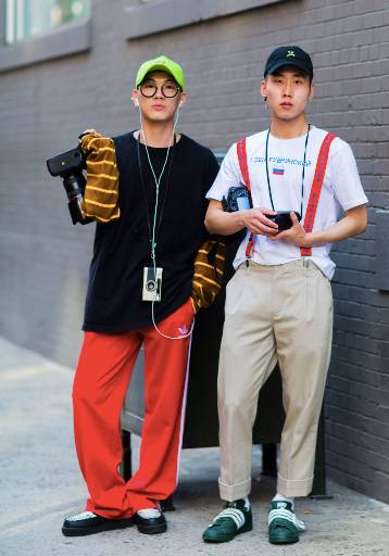 红裤子搭配时尚图片-搭配时尚裤子图片红色大衣(图6) 搭配时尚裤子图片红色大衣_红裤子搭配时尚图片_搭配时尚裤子图片红色