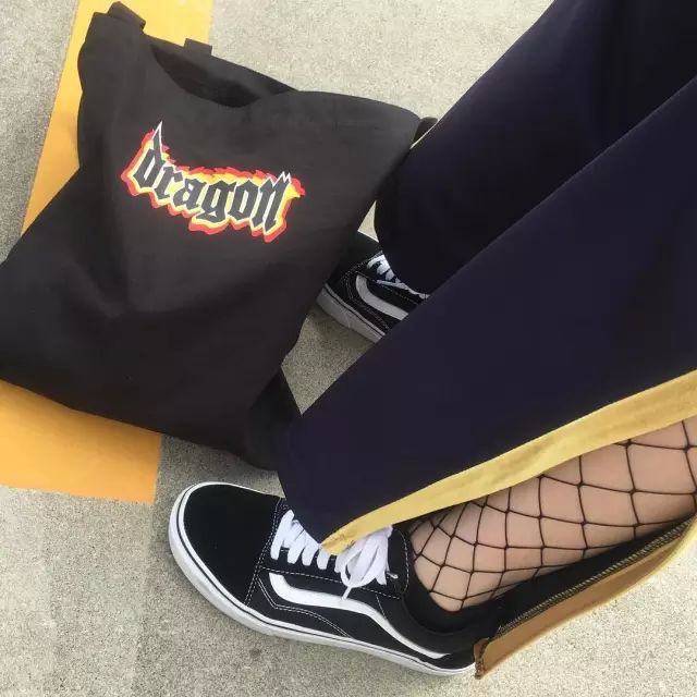 红裤子搭配时尚图片-搭配时尚裤子图片红色大衣(图50) 搭配时尚裤子图片红色大衣_搭配时尚裤子图片红色_红裤子搭配时尚图片