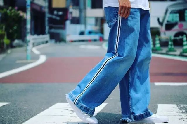 红裤子搭配时尚图片-搭配时尚裤子图片红色大衣(图52) 搭配时尚裤子图片红色_红裤子搭配时尚图片_搭配时尚裤子图片红色大衣