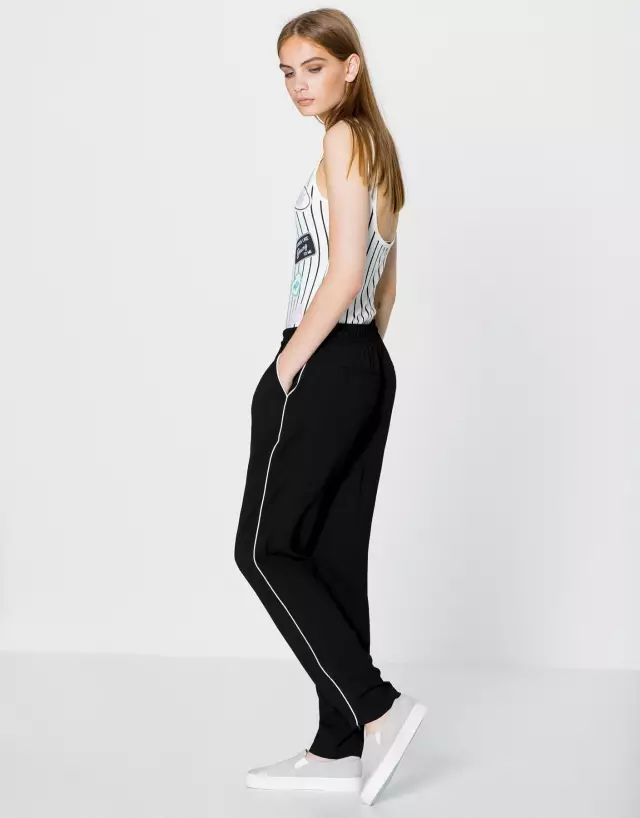 红裤子搭配时尚图片-搭配时尚裤子图片红色大衣(图60) 搭配时尚裤子图片红色大衣_红裤子搭配时尚图片_搭配时尚裤子图片红色