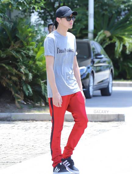 红裤子搭配时尚图片-搭配时尚裤子图片红色大衣(图9) 红裤子搭配时尚图片_搭配时尚裤子图片红色_搭配时尚裤子图片红色大衣