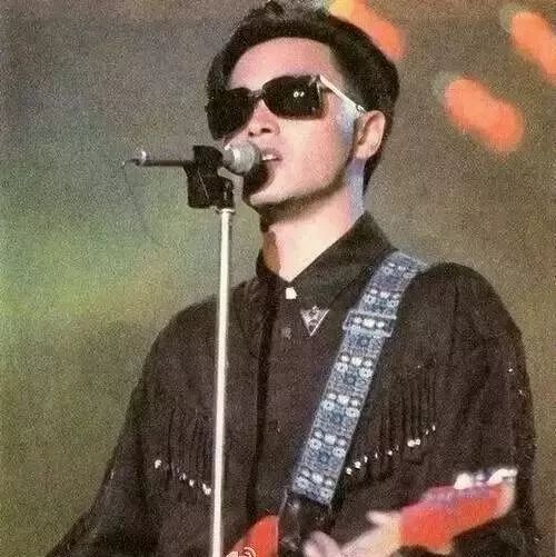 80年代的时尚偶像_偶像时尚年代排名_时尚偶像的诞生