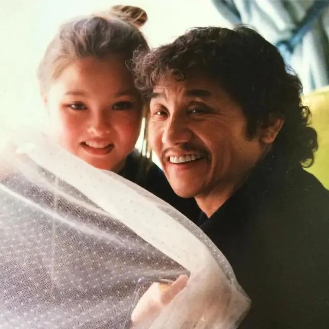 灰色时尚_时装秀灰色高级感穿搭_63岁 灰发造型 模特 女时尚设计师 有自己品牌