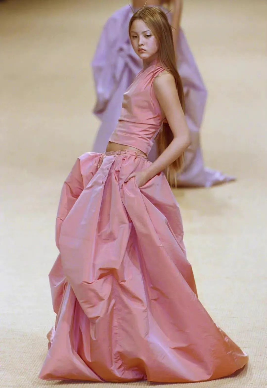 灰色时尚_时装秀灰色高级感穿搭_63岁 灰发造型 模特 女时尚设计师 有自己品牌