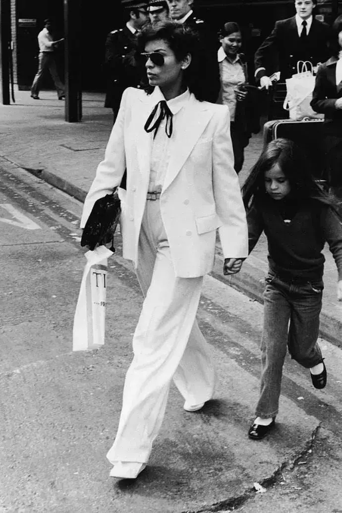 70年代的时尚_时尚年代女装官网_时尚年代盘点