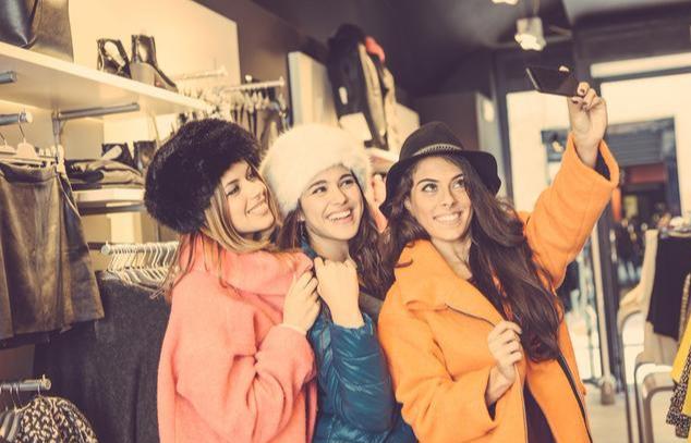 70年代的时尚_时尚年代女装官网_时尚年代盘点