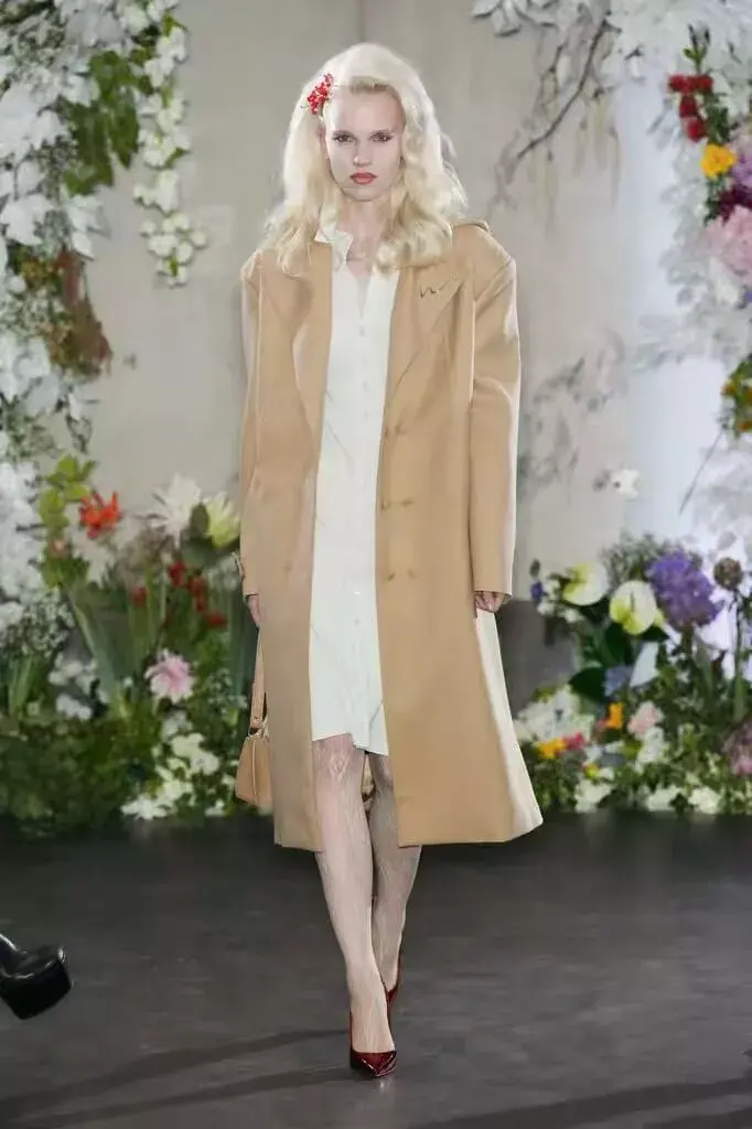 服装走秀2019视频_时尚走秀服装2024_服装走秀2020