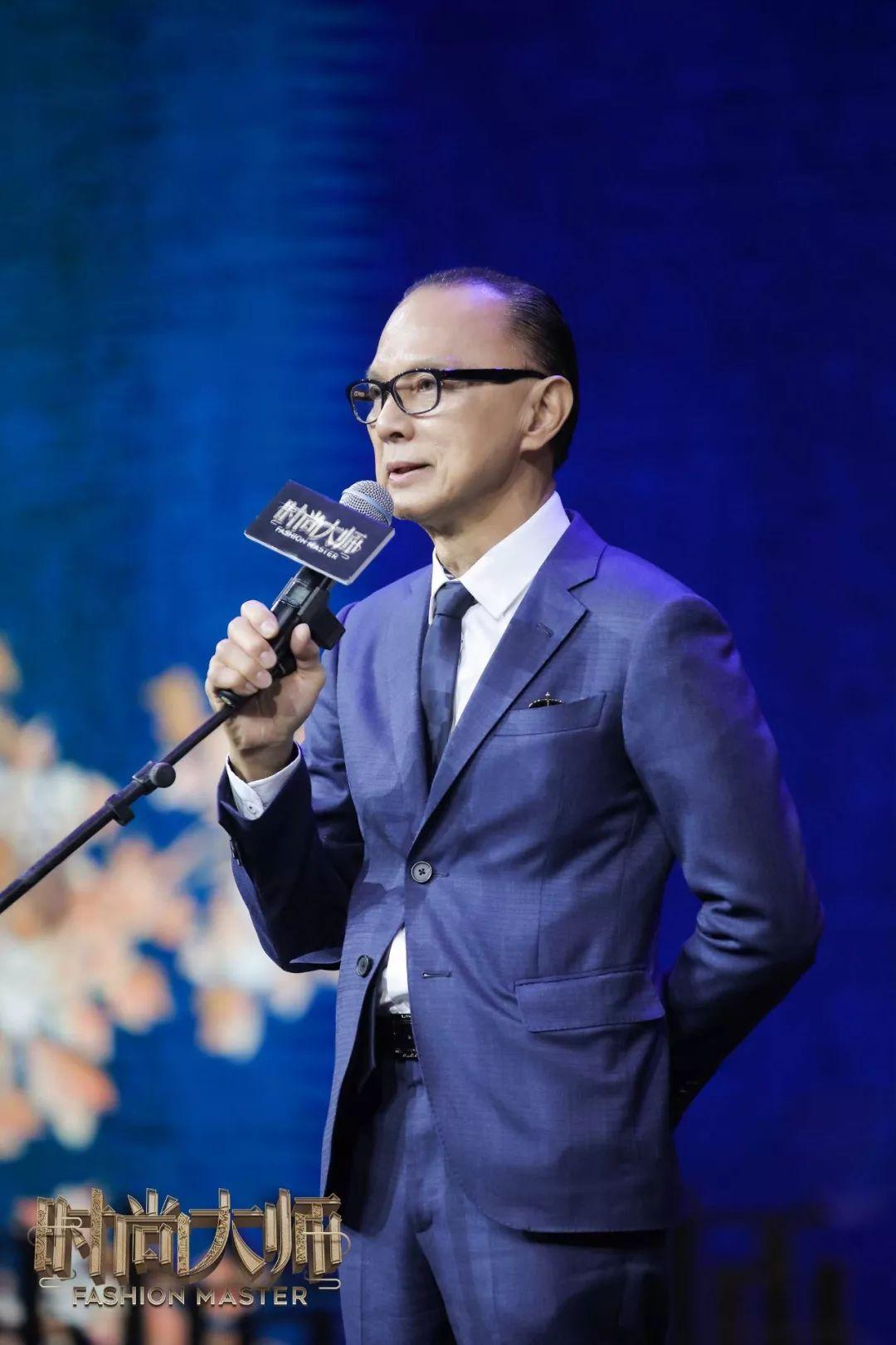 潮流服饰时尚触手可及_潮流万花服饰_潮流时装设计少男服饰造型