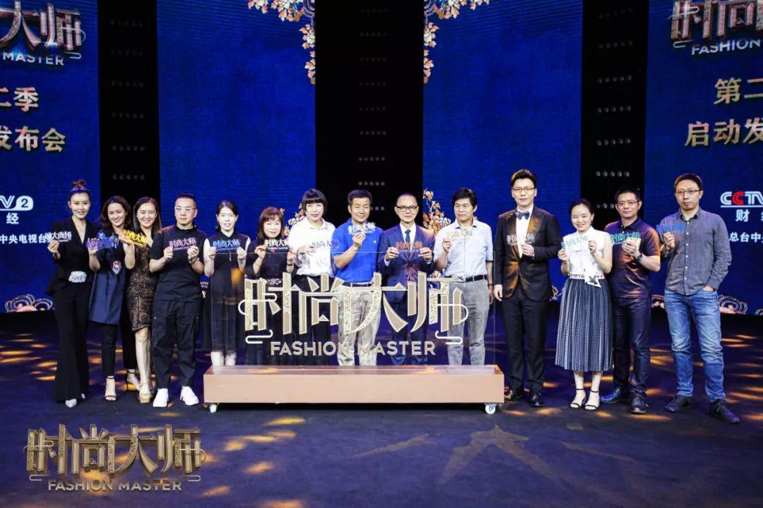 潮流服饰时尚触手可及_潮流时装设计少男服饰造型_潮流万花服饰