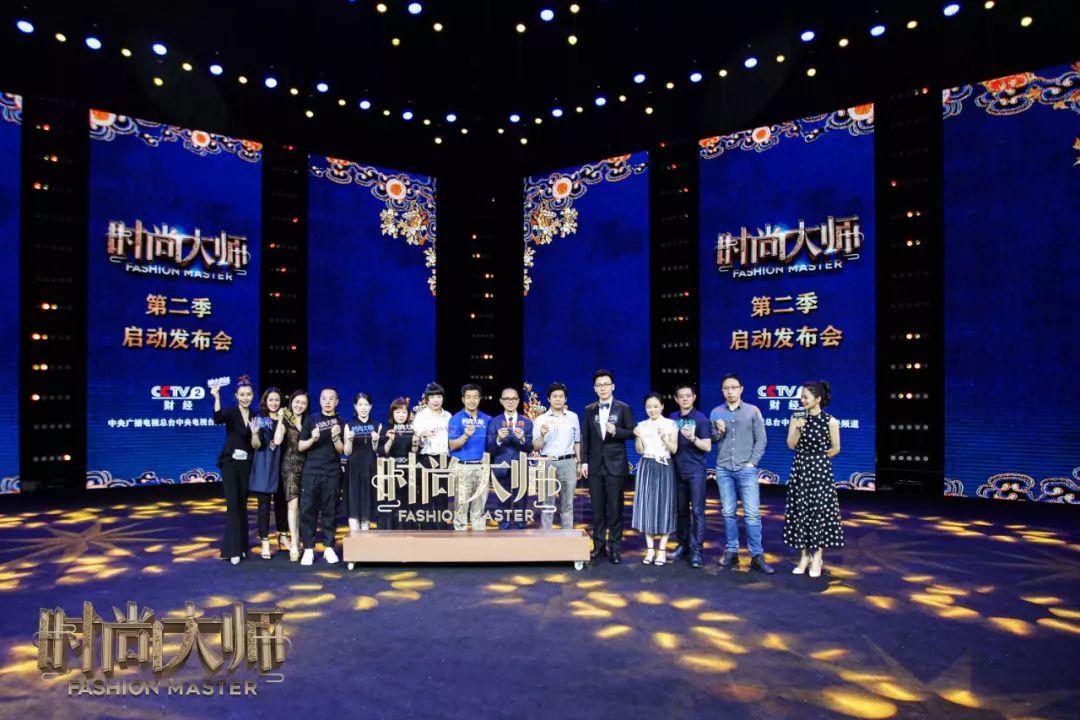 潮流服饰时尚触手可及_潮流时装设计少男服饰造型_潮流万花服饰