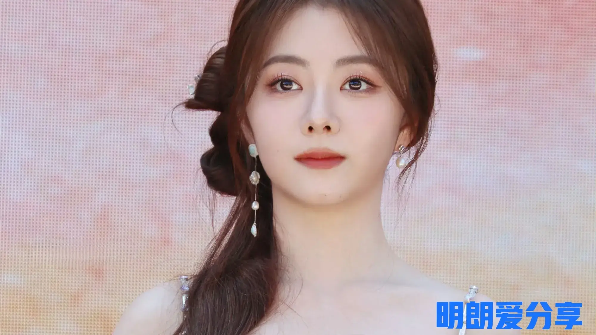 视频时尚盘发怎么做_发型高级时尚盘发视频_时尚盘发视频