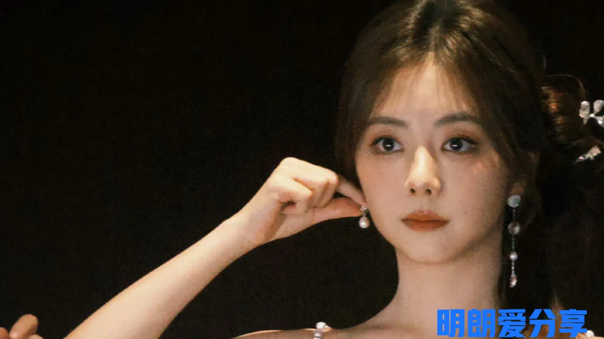 时尚盘发视频_视频时尚盘发怎么做_发型高级时尚盘发视频