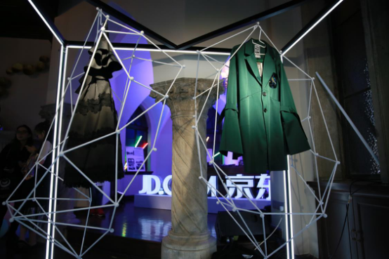 潮流服饰时尚触手可及-潮流万花服饰