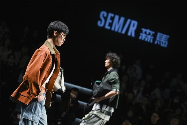 潮流服饰时尚触手可及-潮流指标服饰(图3) 潮流服饰时尚触手可及_潮流指标服饰_中国女星服饰的特点与潮流论文