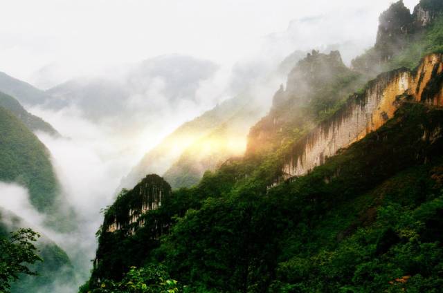 重庆天坑景区介绍_重庆天坑地缝旅游攻略_重庆天坑地缝景点视频