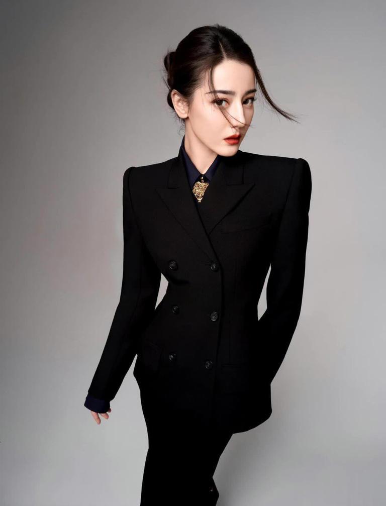 黑高跟时尚丽人-时尚丽人礼仪课堂(图3) 丽人鞋子是牌子吗_黑高跟时尚丽人_时尚丽人礼仪课堂