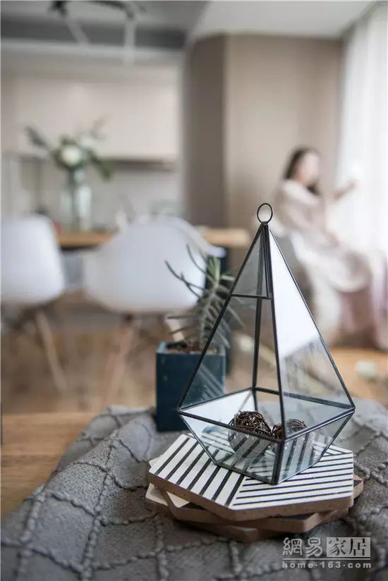 客厅时尚个性挂钟图片-2021年客厅挂钟最新款图片(图15) 客厅时尚个性挂钟图片_客厅时尚挂画图片_2021年客厅挂钟最新款图片