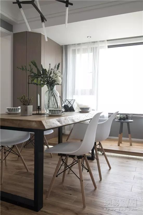 客厅时尚个性挂钟图片-2021年客厅挂钟最新款图片(图23) 客厅时尚个性挂钟图片_客厅时尚挂画图片_2021年客厅挂钟最新款图片