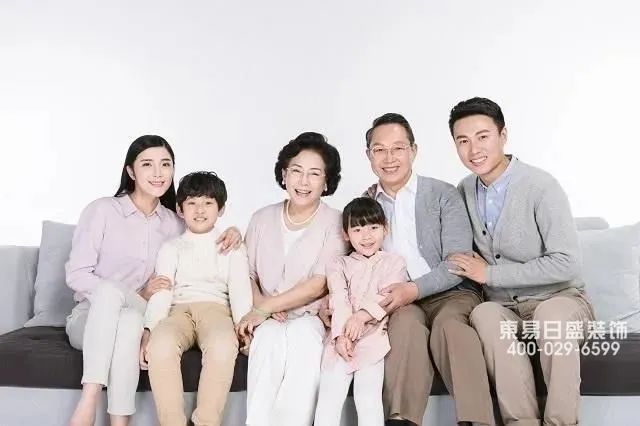 客厅时尚挂画图片_2021年客厅挂钟最新款图片_客厅时尚个性挂钟图片