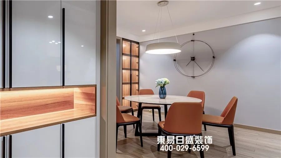 客厅时尚个性挂钟图片_2021年客厅挂钟最新款图片_客厅时尚挂画图片