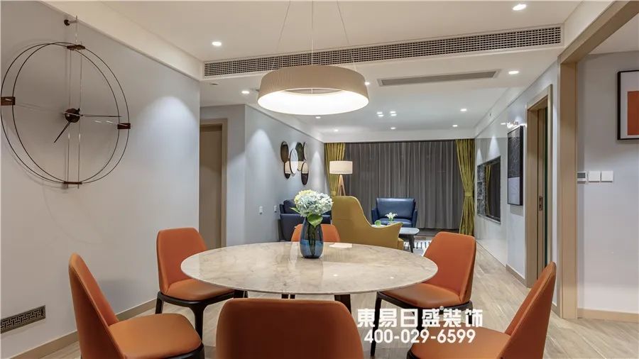 客厅时尚挂画图片_2021年客厅挂钟最新款图片_客厅时尚个性挂钟图片