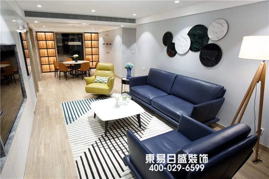 客厅时尚挂画图片_2021年客厅挂钟最新款图片_客厅时尚个性挂钟图片