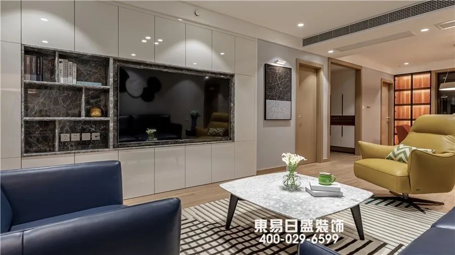 2021年客厅挂钟最新款图片_客厅时尚挂画图片_客厅时尚个性挂钟图片