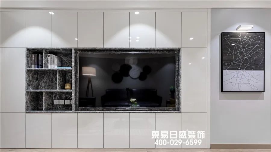 客厅时尚个性挂钟图片_2021年客厅挂钟最新款图片_客厅时尚挂画图片