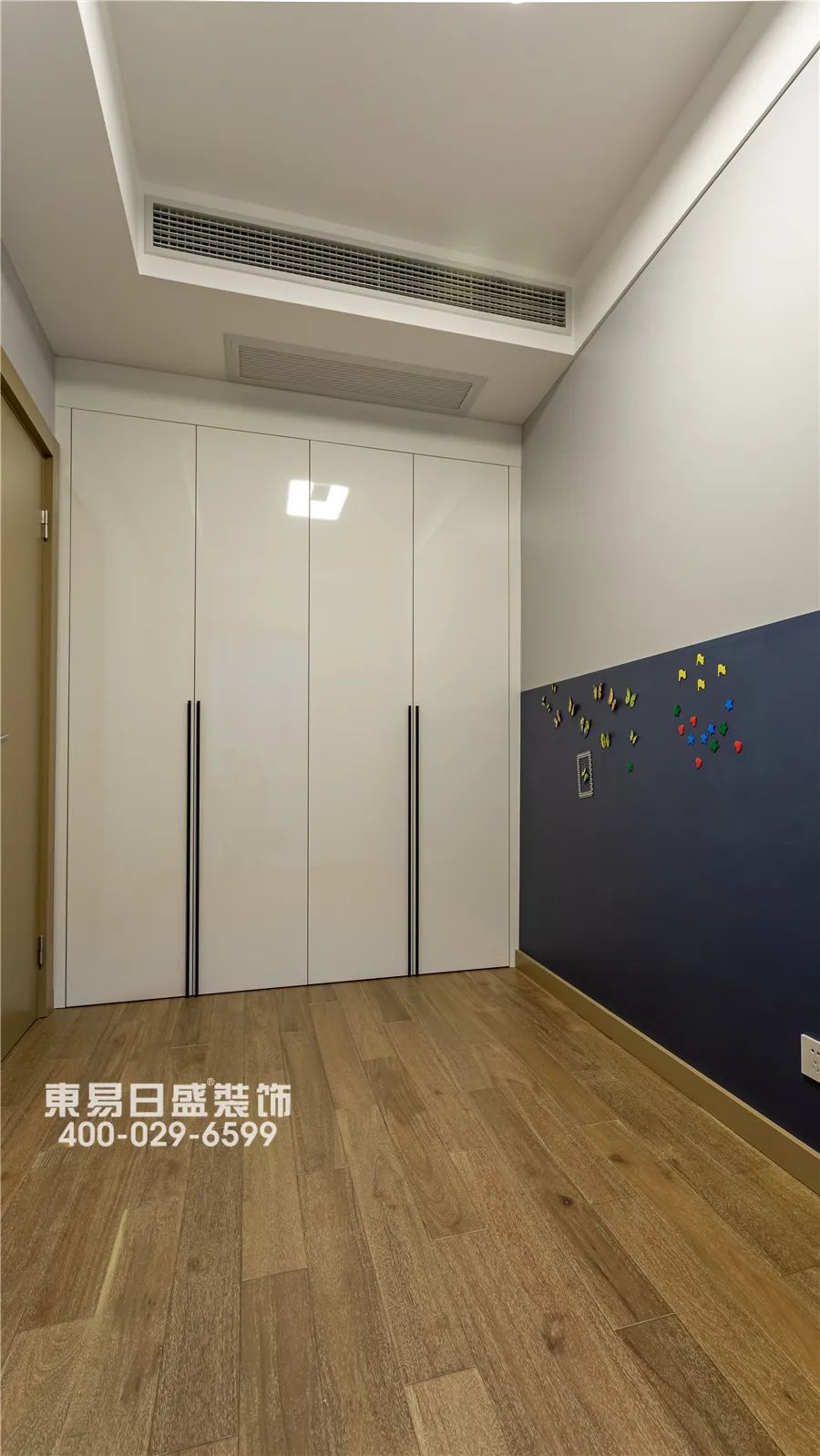 客厅时尚挂画图片_2021年客厅挂钟最新款图片_客厅时尚个性挂钟图片