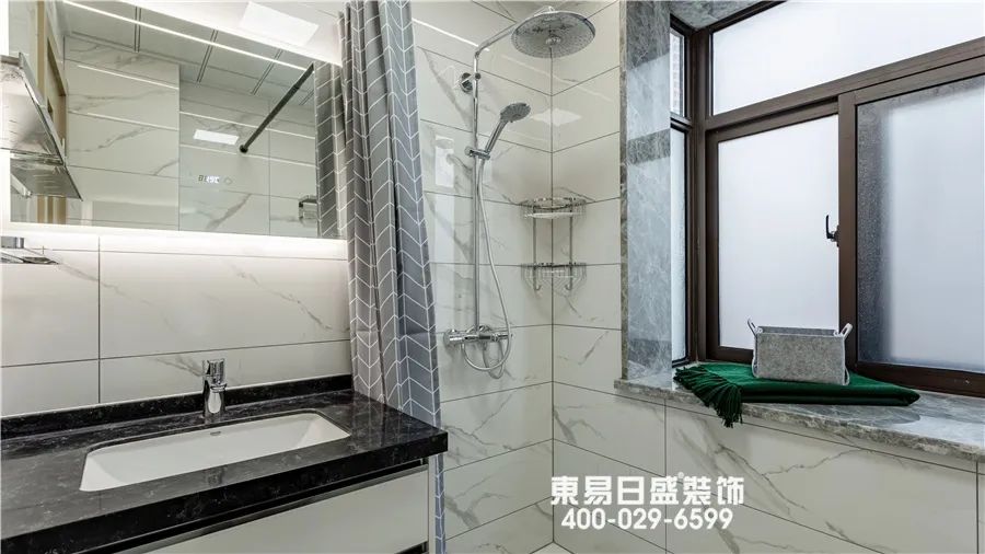 客厅时尚挂画图片_客厅时尚个性挂钟图片_2021年客厅挂钟最新款图片