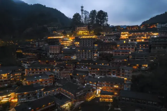 凯里千户苗寨旅游攻略_攻略凯里旅游苗寨的路线_凯里苗寨在哪里