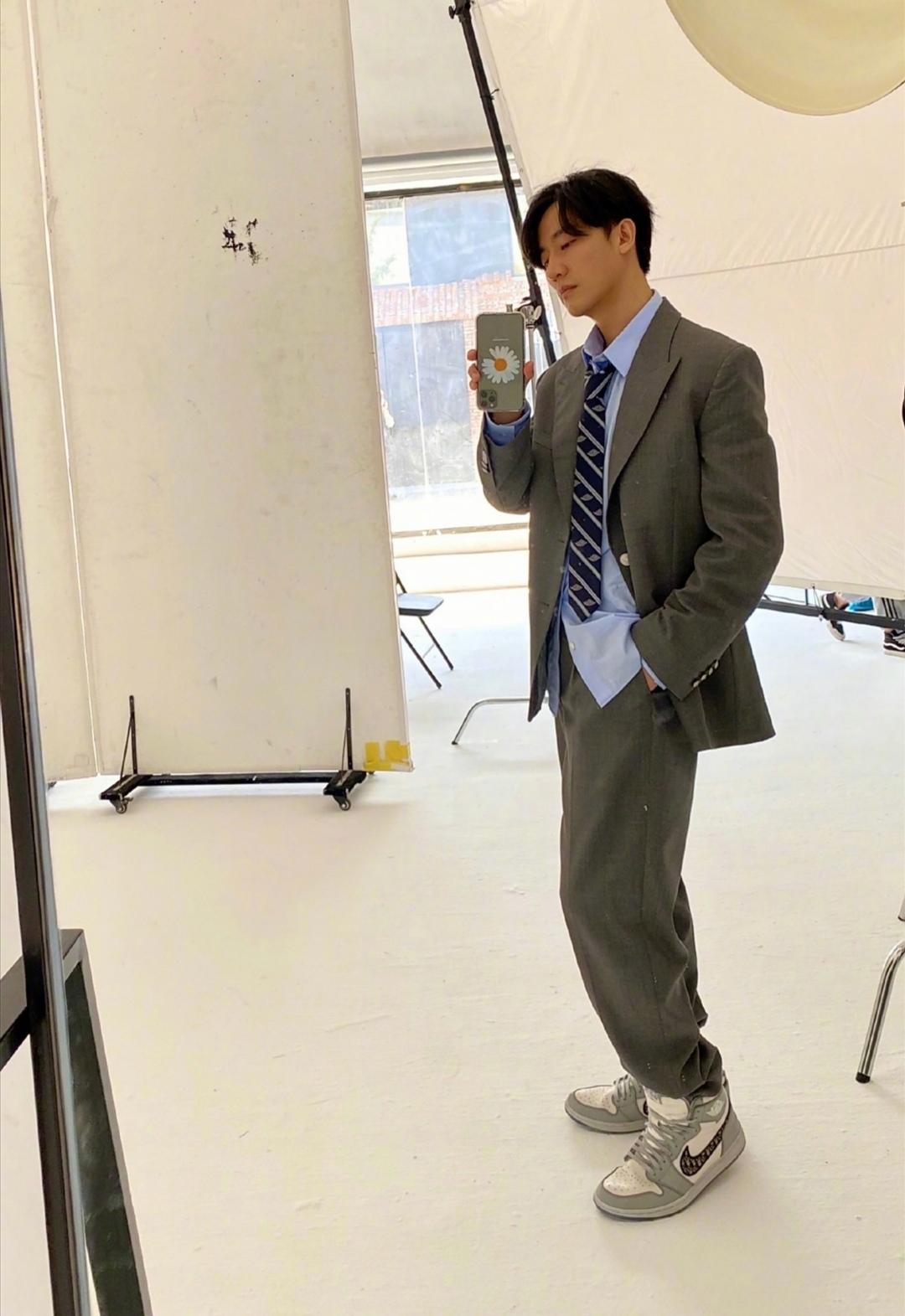 男士西装怎么搭_男士西装搭配图片大全高清_男士时尚西装搭配