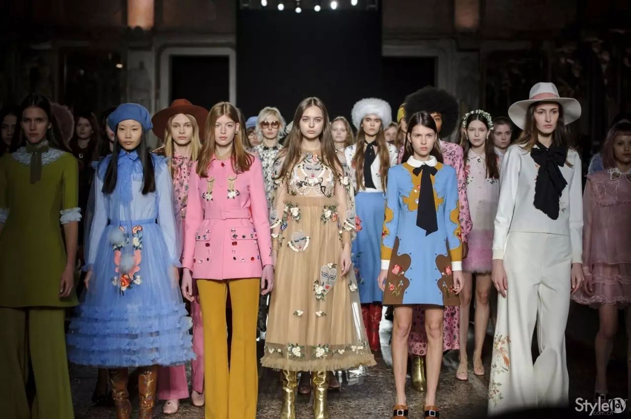 情侣装批发渠道_时尚情侣装批发_情侣装批发厂家