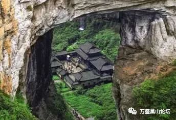 武隆天坑地缝旅游攻略_武隆天坑地缝景点介绍_武隆天坑地缝在哪