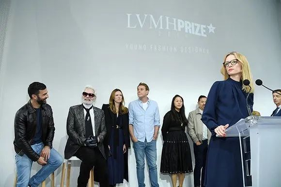 礼服款式_时尚礼服女装知道_礼服设计女