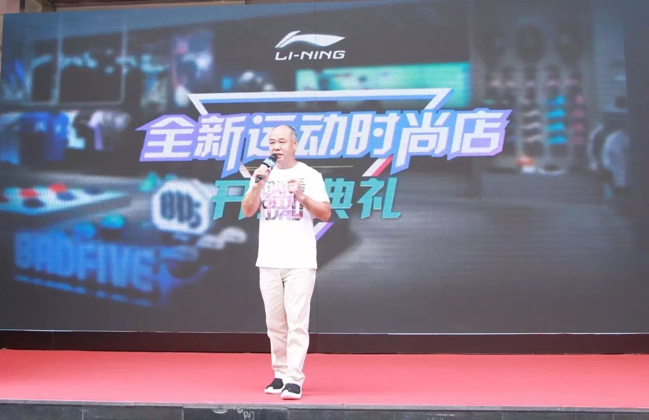 重视时尚购物-购物时期