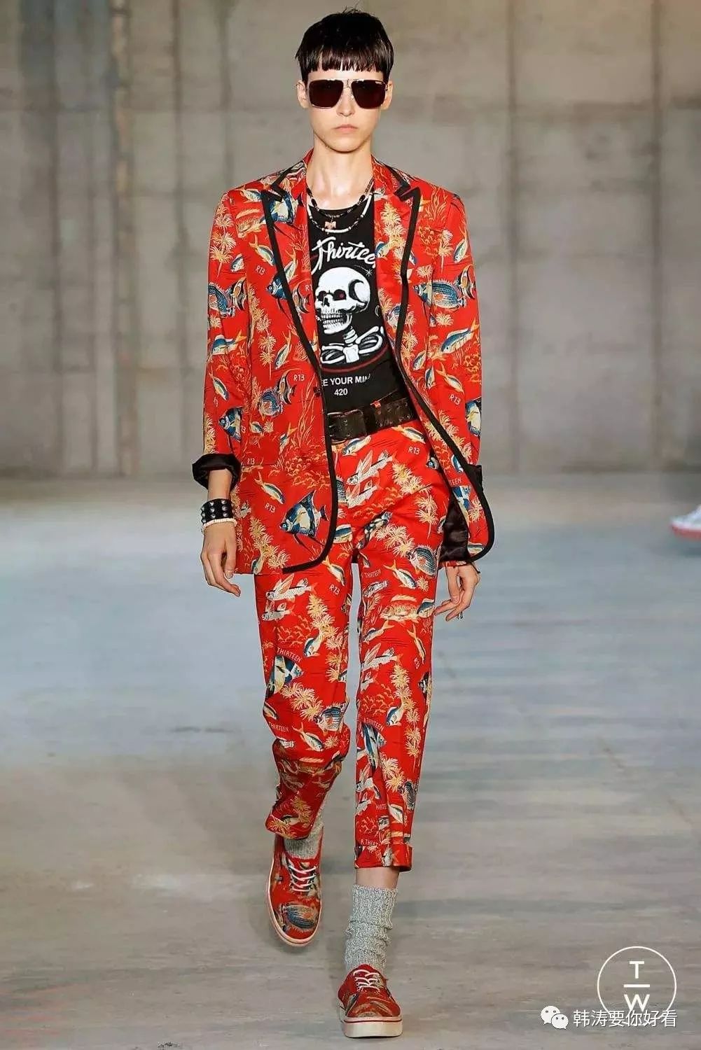 男士西装真实图片_男士西装款式图正反面手绘_男士时尚花西装图片