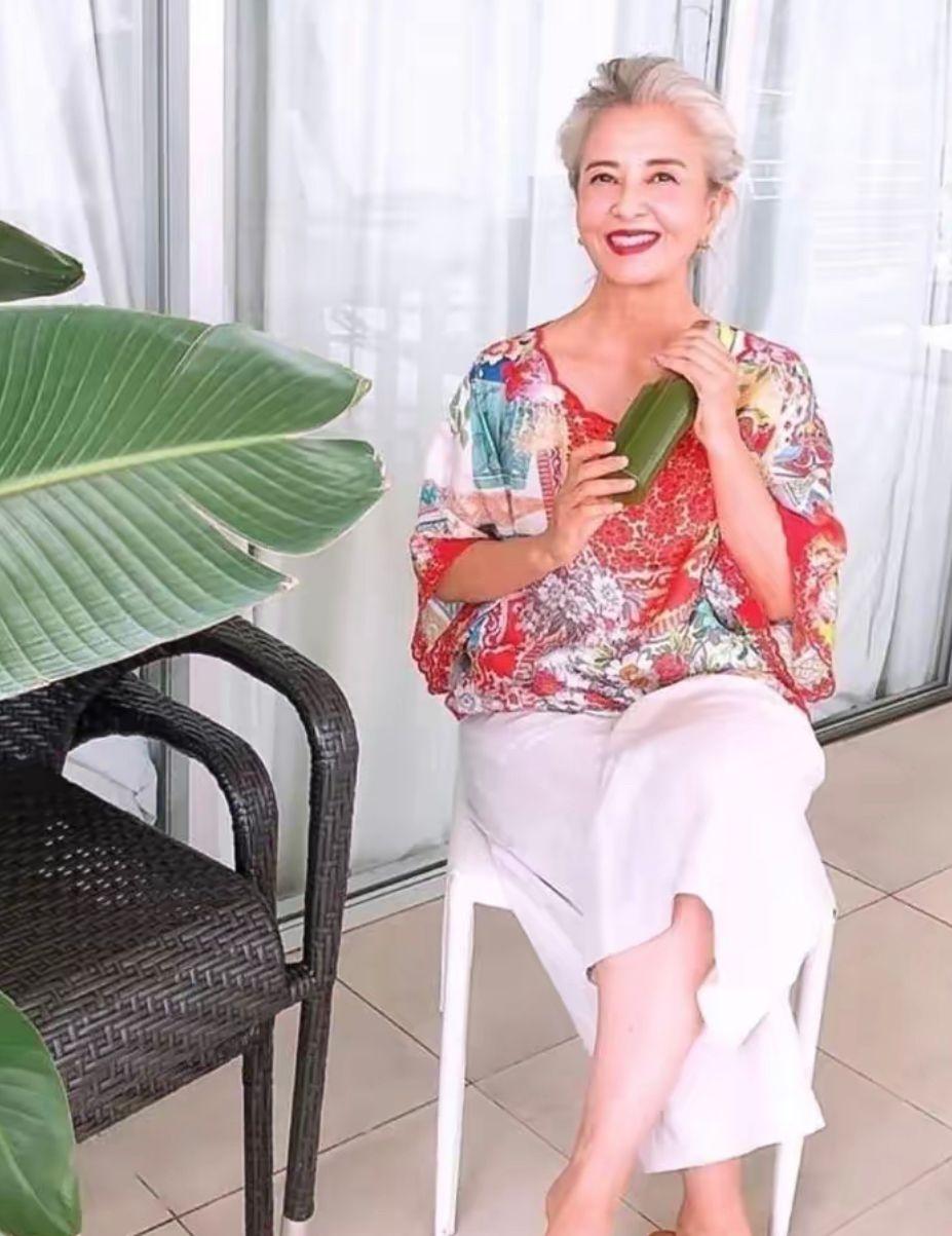 老太太时尚发型_时尚老太太照片_老太太时尚打扮